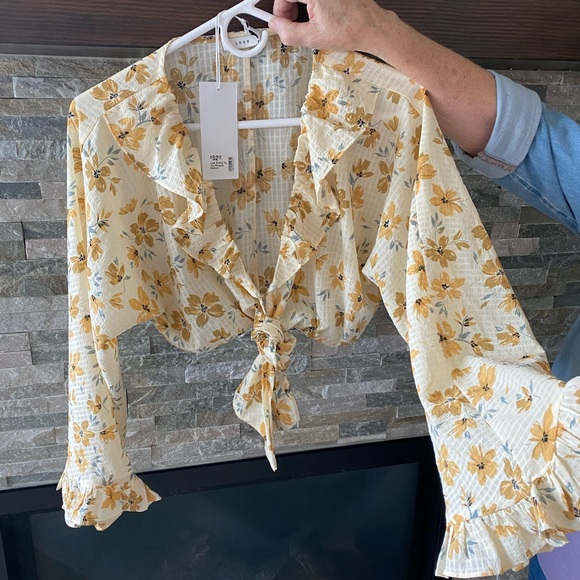 NEW w/ Tags-Super Cute Long Sleeve Front Tie Crop Top - Picture 4 of 5